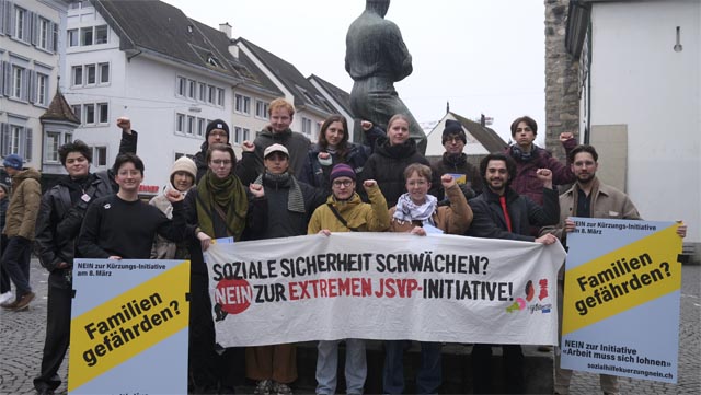 Die Jungen Grünen, die Junge GLP, die Junge Mitte und die Juso Aargau demonstrierten am Samstag in Aarau gegen die JSVP-Initiative «Arbeit muss sich lohnen».