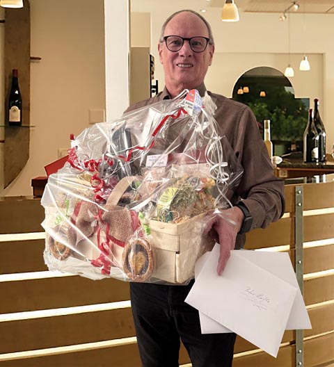 Peter Rufli (neuer Muko-Präsident) durfte für seine allseits sehr geschätzte und professionelle Arbeit im Hintergrund der Vereinsorganisation verschiedene Geschenke entgegennehmen. Foto: zVg