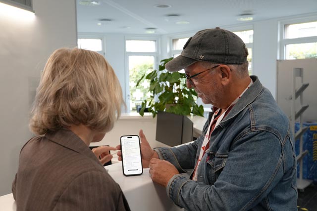 Seine neue Aufgabe als Mentor nimmt Kurt Fischer sehr ernst. Er nimmt neue Freiwillige auf ihre erste Fahrt mit und zeigt ihnen die wichtigsten Abläufe. Foto: zVg