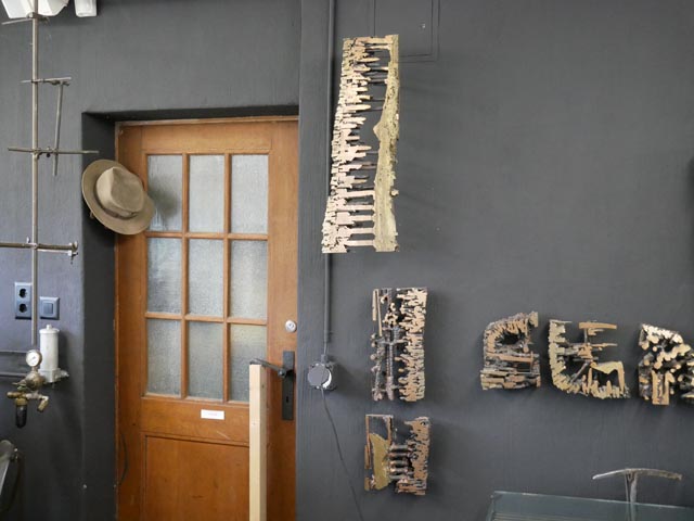 Der Hut Erwin Rehmanns neben der Türe, die vom Atelier zum Wohntrakt führt