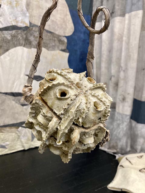 Pauline Marx, Räucherschale, 2025, Keramik und diverse Materialien, Ausstellung «Liminale laminaire» (2025), La Gare, Centre d'art et de design, Brest. Foto: Michael Hiltbrunner