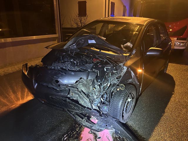 Bei einer Frontalkollision in Sarmenstorf wurden zwei Personen verletzt, ausserdem entstand erheblicher Sachschaden.