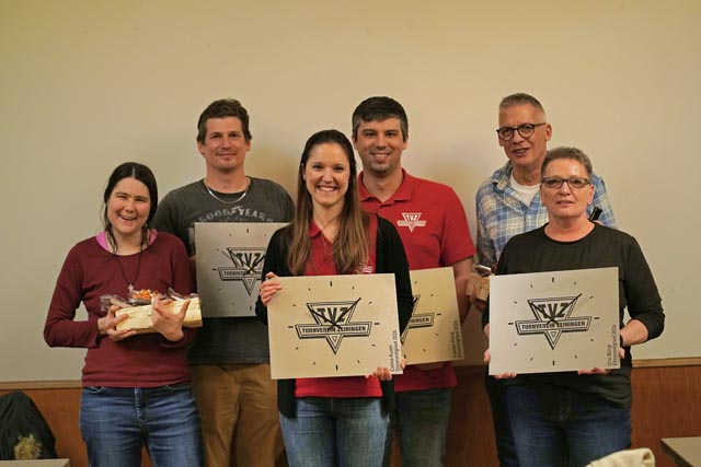 Geehrte Vereinsmitglieder mit Geschenken. Foto: zVg