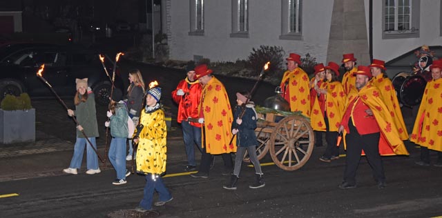Die Fasnachtsgesellschaft und ihr Gefolge zieht mit Haldejoggeli von der Kinzhalde zur Freilassung ins Mitteldorf. Foto: Jörg Wägli