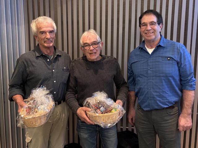Präsident Hansueli Amsler (rechts) mit den Jubilaren Hanspeter Pfister (Mitte) und Bruno Fuchs (links), bei der Gratulation zu ihrer 40-jährigen Vereinsmitgliedschaft. Foto: Thomas Erb