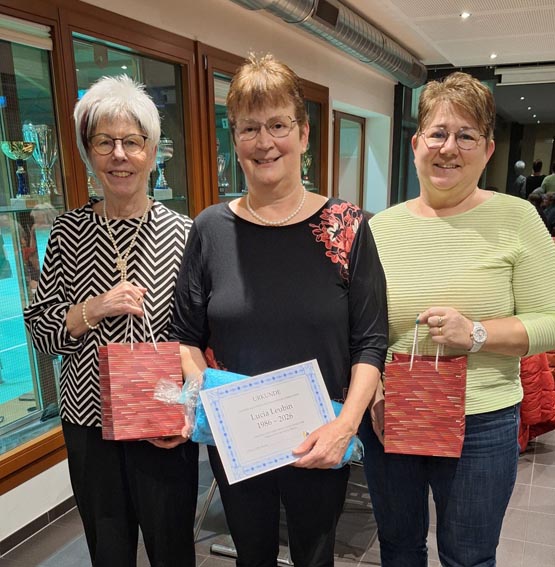 Langjährige Mitglieder beim Frauenturnverein Stein: Brigitte Glauser (45 Jahre), Lucia Leubin (40 Jahre) und Gisela Rennhard (25 Jahre). Foto lule