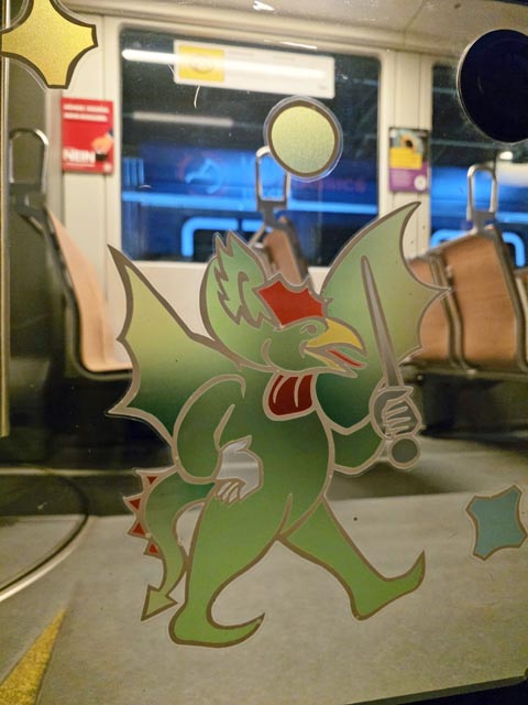 51 Fahrzeuge (34 Trams und 17 Busse)wurden an den Türen mit fasnächtlichen Sujets beklebt. Foto: zVg