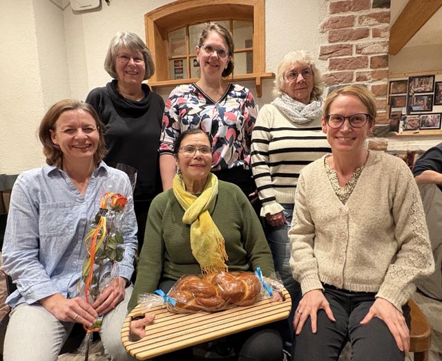 Der wiedergewählte Vorstand mit Jubilarin Elsbeth Calabretti von links, oben: I. Maushart, M. Hofer, B. Häusler; von links, unten: A. Koch E. Calabretti, P. Meyer. Foto: zVg