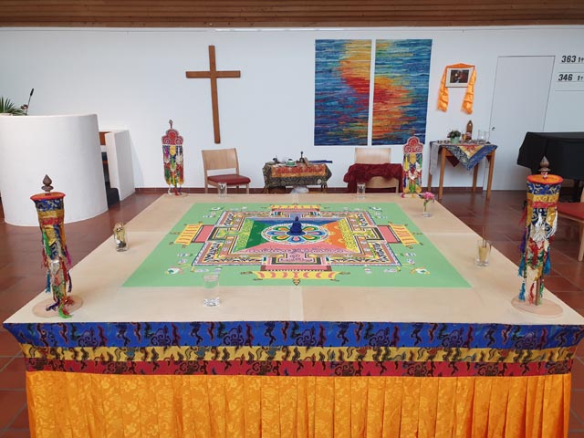 Mit grosser Sorgfalt erschaffen: Das Sandmandala im Kaiseraugster Gemeindehaus