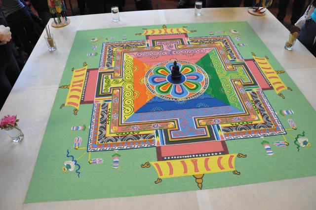 Mit grosser Sorgfalt erschaffen: Das Sandmandala im Kaiseraugster Gemeindehaus