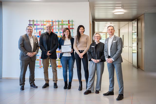 Hanspeter Illi, CFO / Adm. Direktor, Stv. CEO; Prof. Dr. Thilo Kromer, Jurymitglied; Dr. Julia Seinsche,  Preisträgerin; Dr. Eleftheria Giannouli, Forschungsleiterin; PD Dr. phil. Corina Schuster-Amft, Leiterin Wissenschaftliche Abteilung; Prof. Leo Bonati, CEO / Med. Direktor. Foto: zVg