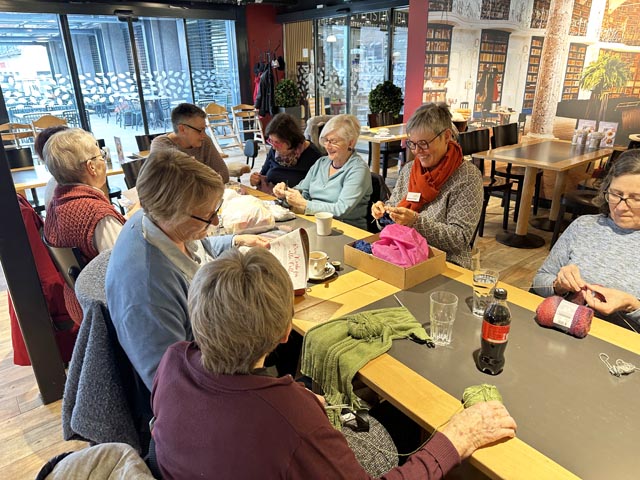 Beim Strick-Kaffi herrscht eine lockere Stimmung. Foto: Sonja Fasler