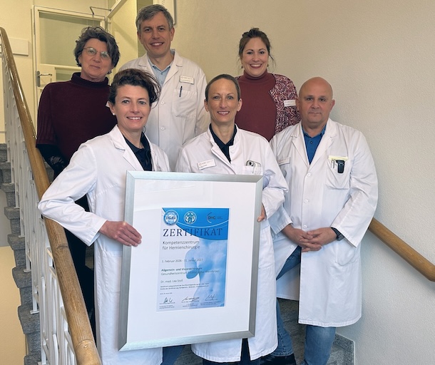 ordere Reihe von links: Dr. med. Ida Füglistaler (Chefärztin Klinik für Allgemein- und Viszeralchirurgie), Dr. med. Lea Stoll (Stv. Chefärztin), Georgios Gklavenos (Leitender Arzt); hintere Reihe von links: Martina Rütschlin (Leiterin Qualitätsmanagement), Dr. med. Alexej Tichomirow (Leitender Arzt), Simone Kohler (Leiterin Fachsekretariat Chirurgie/Bauchzentrum). Foto: GZF