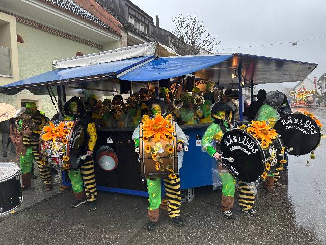 Mit Pauken, Trompeten und Frühlingstenü bliesen die Räblüüs aus Obermumpf dem Winter den Marsch. Foto: Sonja Fasler