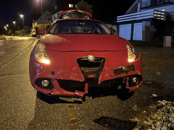 In Uerkheim verlor eine Fahrerin die Kontrolle über ihren Wagen. Die Polizei vermutet Übermüdung als Ursache.