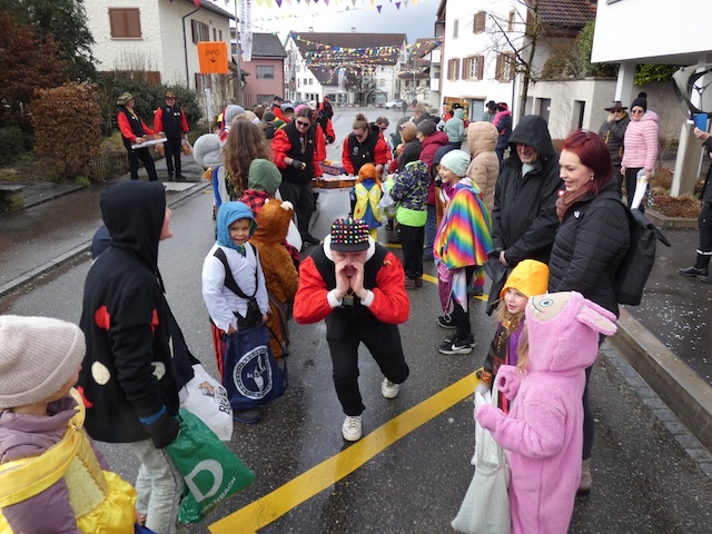 Der Elferrat verwöhnt die kleinen Fasnächtler mit seinen Gaben. Foto: Jörg Wägli