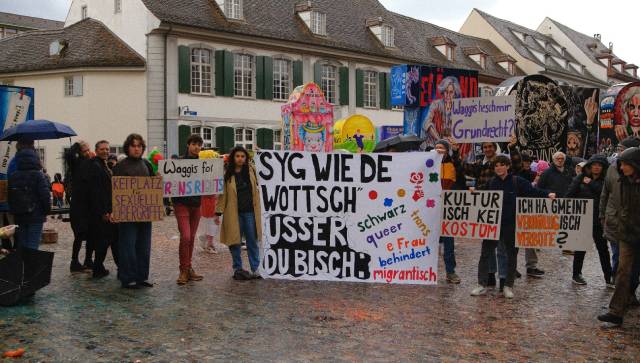 Die JUSO beider Basel während der Fasnacht 2025 auf dem Münsterplatz