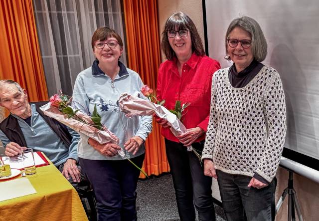 Die Laufgruppe Fricktal begrüsste in ihrer Generalversammlung neue Mitglieder.: die beiden Neumitglieder des Nordic Walking, Irene Weibel und Yvonne Grieder , zusammen mit Uschi Hasler vom Vorstand. Foto: zVg