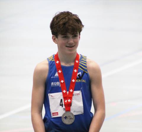 Strahlender Silbermedaillengewinner im Stabhochsprung: Quirin Treier. Foto: Stefan Hoenke