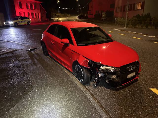 Dieses Fahrzeug kollidierte mit einem Gartenzaun.