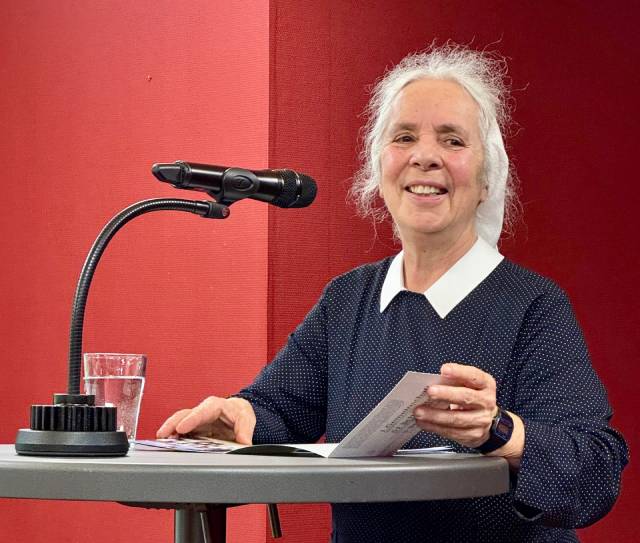 Sr. Esther beim Vortrag in Zuzgen