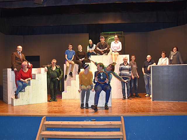 Sie alle sorgen auf, hinter und vor der Bühne für ein spannendes Krimivergnügen. Foto: Jörg Wägli