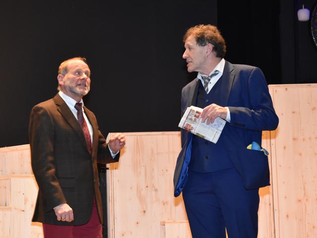 Bei einem Probebesuch durften sich die Medienleite von der Begeisterung für das Stück «Achtsam morden»  anstecken lassen. Foto: Jörg Wägli