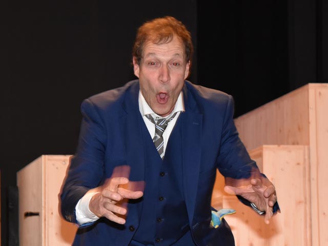 Bei einem Probebesuch durften sich die Medienleite von der Begeisterung für das Stück «Achtsam morden»  anstecken lassen. Foto: Jörg Wägli