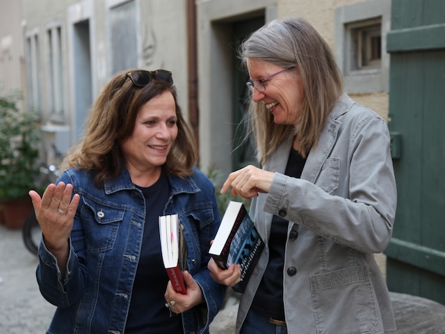 Die Autorinnen Gabriela Kasperski (links) und Petra Ivanov sind am 5. März im SteinliChäller in Möhlin zu Gast. Foto: zVg