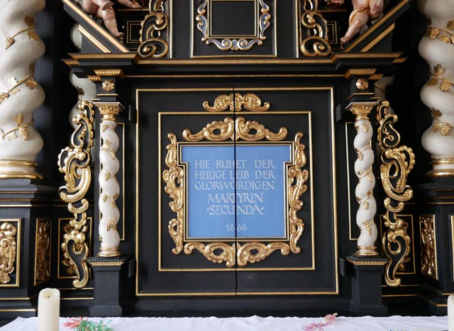 Der ehemalige St.-Fridolins-Schrein, in dem heute die Reliquien der heiligen Secunda verwahrt werden, wird nur bei Hochfesten gezeigt. 