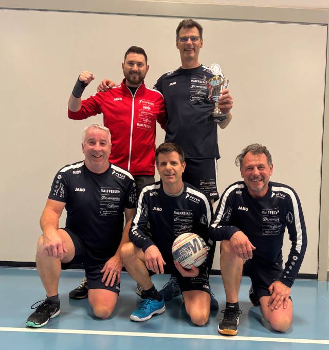 Das Siegerfoto mit (stehend) Manuel (verletzt), Guido (Angriff) sowie (knieend) René (Service), Ruedi (Abwehr/Zuspiel) und Rolf (Abwehr/Zuspiel).
