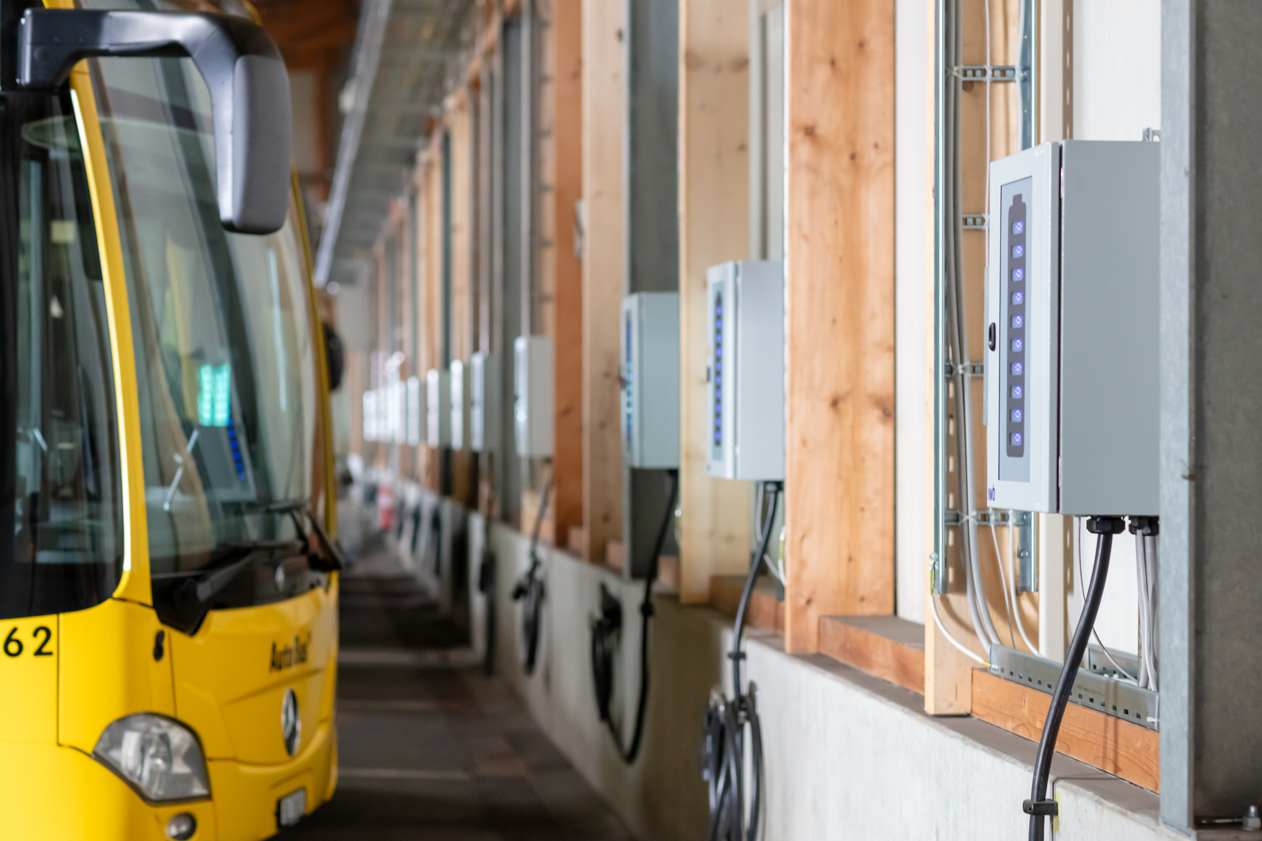 Ein E-Bus an der Ladestation