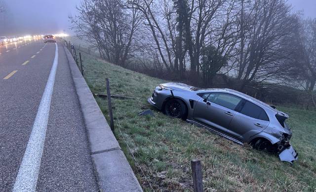 Auf der Staffeleggstrasse kam es zu einer Kollision zweier Fahrzeuge.