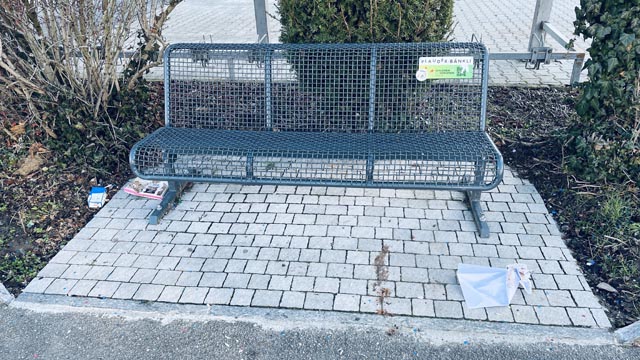 Das Plauderbänkli, das leider immer wieder Opfer von Abfallsündern ist. Foto: Richard Schmid