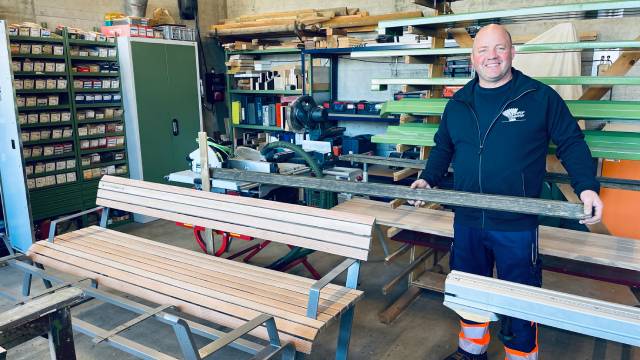 Im Bauamt Möhlin werden die Plauderbänkli wieder auf Vordermann gebracht. Foto: zVg