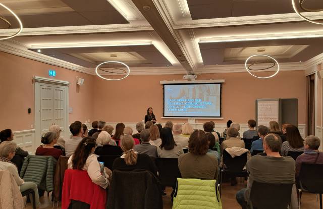 Voller Saal beim Vortrag «Resilienz und ganzheitliche Gesundheit – stark bleiben in bewegten Zeiten». Foto: zVg