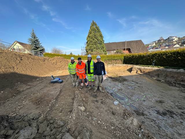 Von links: Die Ausgrabungsmitarbeiter Rolf Jeltsch, Jakob Erhard und Mariusz Maciejczak sowie Zivildienstmitarbeiter Joshua Steck (in Orange) bei der Fundstelle (rechts mit Gelb markiert). Foto: Sonja Fasler