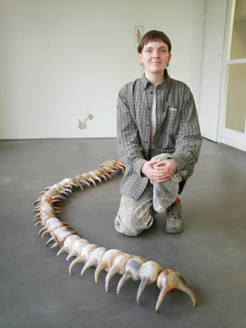 Gut, dass er aus Keramik besteht: Aëla Maï Cabels Riesenhundertfüssler