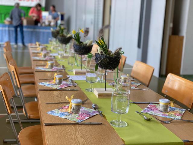 Die frühlingshafte Dekoration durfte am Schluss gekauft werden.