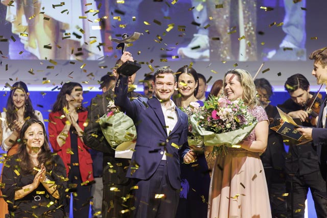 Noe Seifert ist der neue Aargauer Sportler des Jahres – den Pokal hat er von Sportministerin Martina Bircher überreicht bekommen. Foto: Copyright Severin Bigler