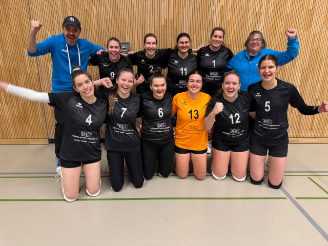 Die erste Damenmannschaft des Volleyballclubs Rheinfelden freut sich über den Aufstieg.