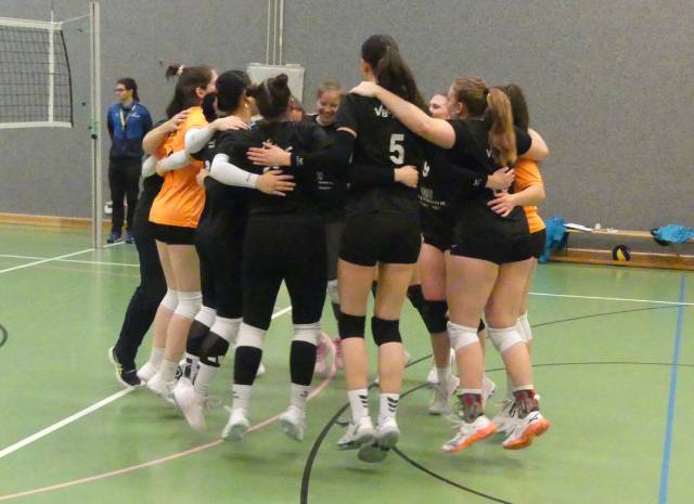 Die erste Damenmannschaft des Volleyballclubs Rheinfelden freut sich über den Aufstieg.