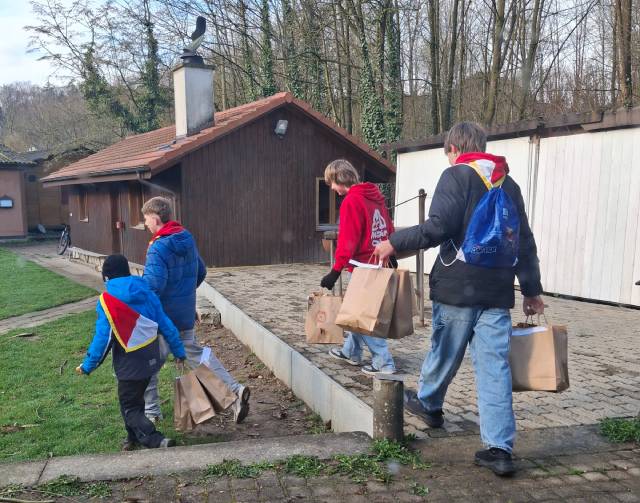 Pfadis und Wölfe beim Ausliefern der Backwaren