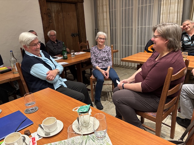 Margrit Erb (links) und Heidi Lander (Mitte) beantworten Fragen von Christine Gasser (rechts) und erzählen von früher. Foto: zVg