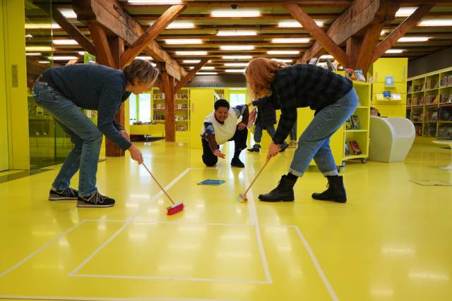 Beim Bücher-Curling ist Präzision gefragt. Foto: KBL