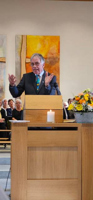 Pfarrer Leszek Ruszkowski bei der Predigt