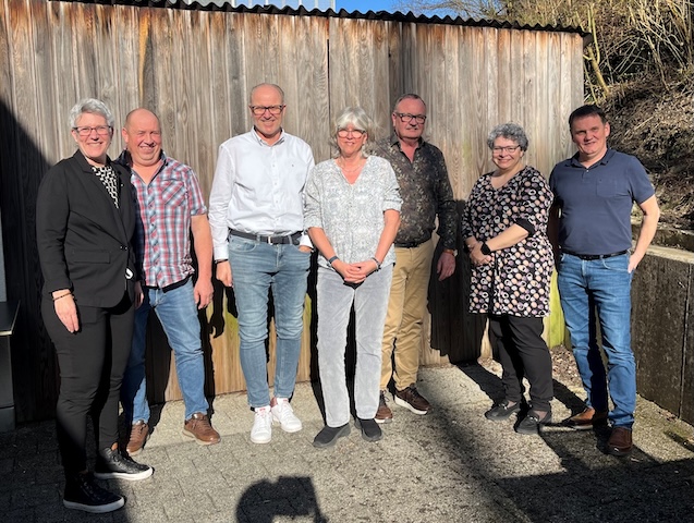 Der Gemeinderat von Herznach-Ueken (von rechts): Fredy Rubin, Pia Bürgi (Gemeindeschreiberin), Gerhard Zumsteg (Vizepräsident), Doris Frey (Gemeindepräsidentin), Michael Buik, Hansruedi Rubin. Moderation: Françoise Moser Foto. zVg