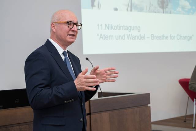 José Luis Castro, Sondergesandter für chronische Atemwegserkrankungen des WHOGeneraldirektors, eröffnete die Nikotintagung der Klinik Barmelweid. Foto: Barmelweid