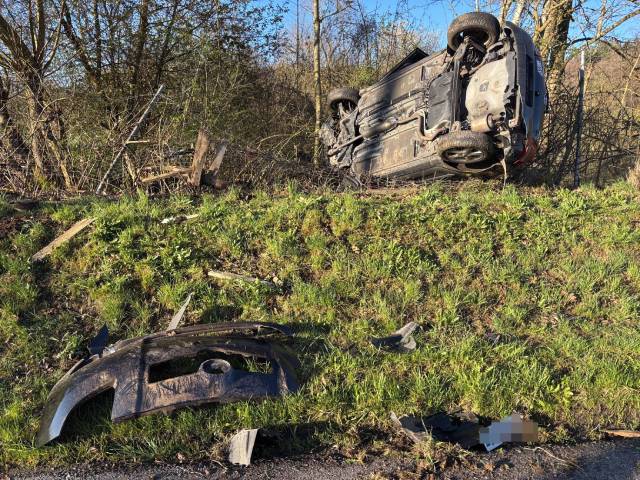 Obwohl sich das Auto überschlug, blieb der Fahrer unverletzt.