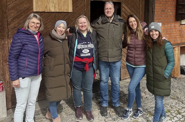 Das Museum glänzt wieder und der Vorstand freut sich auf die neue Saison (von links): Theres Soder, Melanie Cuppuleri, Iva Fromm, Gerd Fromm sowie beide Co-Präsidentinnen Cécile Perrig und Sybille Guarnieri. Foto: Museumsverein Möhlin